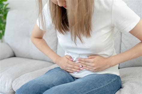 Dolor de estómago las mujeres asiáticas tienen dolor abdominal indigestión gastritis calambres ...