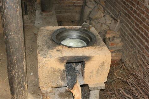 男子回到乡下改造老式厨房，将脏旧石砌灶台重做橱柜，干净整洁多了