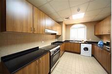 armadietti cucina cucina con gli armadietti la lavatrice ed il frigorifero armadietti cucina cucina con gli armadietti la lavatrice ed il frigorifero