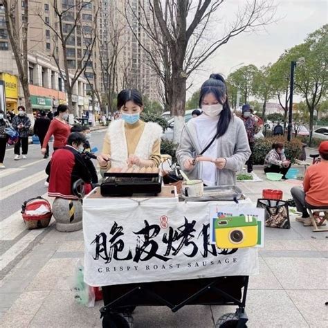 武汉95后女生一边摆摊卖烤肠一边找工作：不能闲着，体会到创业不易_腾讯新闻