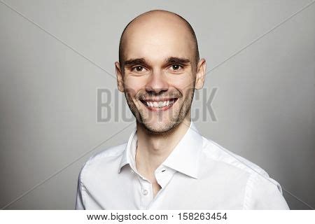 Understanding Man Smiling 的图像结果