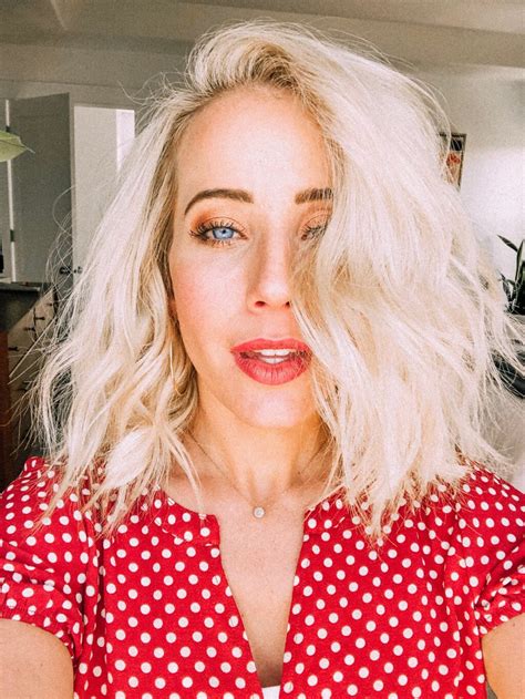 How To Curl Short Hair With A Curling Wand - Twist Me Pretty