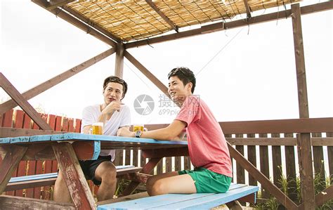 朋友坐在餐厅聊天喝酒时聊天喝酒的事高清图片下载-正版图片505618879-摄图网