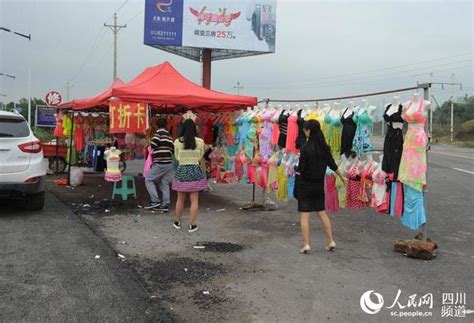 四川大竹奇葩商贩：公路中间卖泳装（组图）|温泉|泳装_凤凰资讯