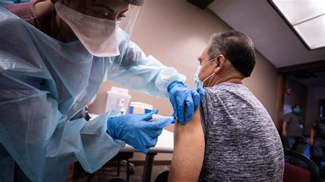 Federal Officials Hatch a Three-Pronged Defense Against Another ‘Tripledemic’ - The New York Times