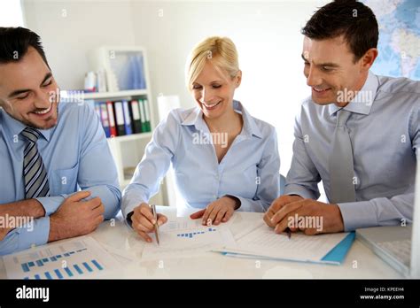 Business People Meeting Table 的图像结果