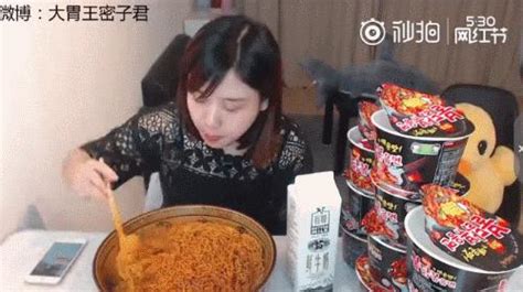韩国吃播网红被曝作弊假吃，吐食物前对摄影师做秘密手势？！ - 知乎