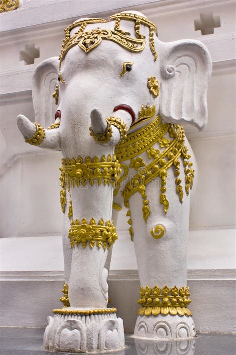 泰国大象的雕象 库存图片. 图片 包括有 地标, 华丽, 安哥拉猫, 寺庙, 拱道, 大象, 划桨者, 反射 - 20351961