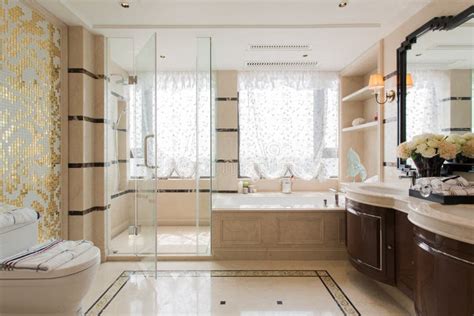 设计师在浴室门口做了干湿分离的规划，将台盆柜与镜柜分离到干区，节_装修美图-新浪家居