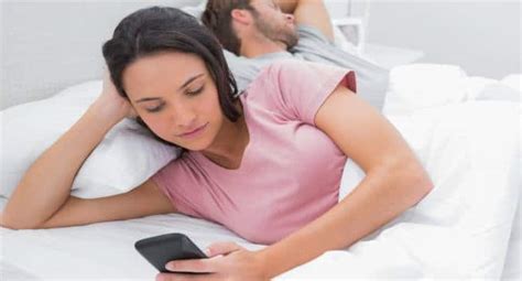 Emotional infidelity: How you can spot it and move on | TheHealthSite.com