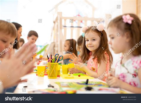 Kids Doing Crafts 的图像结果