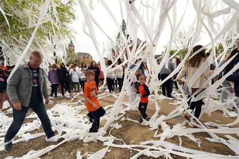 Let the good times roll: Pair of iconic oak trees at Toomer’s Corner ...