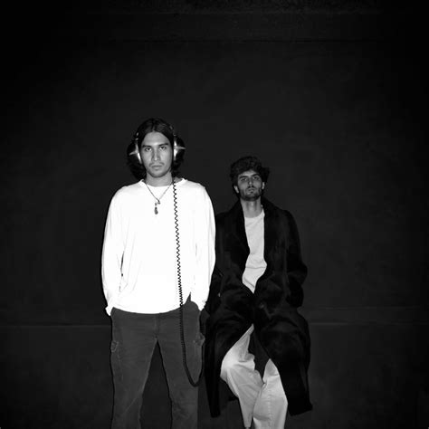 Tourist Meeting Local 的图像结果