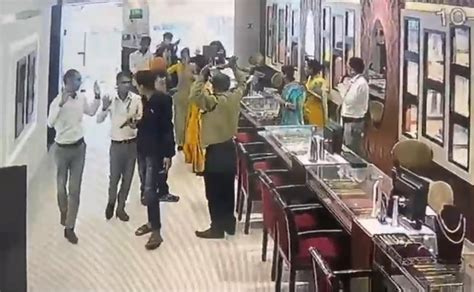 9 मिनट, 8 लुटेरे और तनिष्क शोरूम से 25 करोड़ की लूट... बिहार में हुए ...