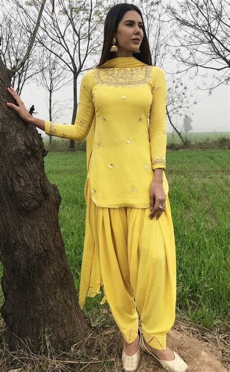 परफेक्ट पंजाबन लुक के लिए पटियाला सलवार के साथ नी लैंथ से ऊपर का कुर्ता ...