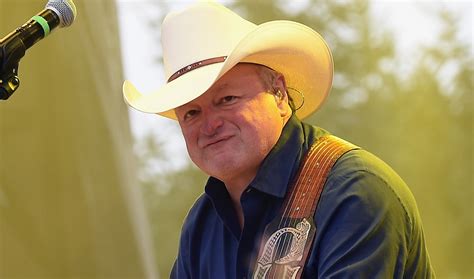Country music icon has ‘new heart’ after emergency surgery, gives ...