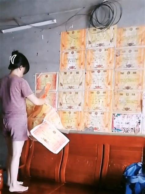 儿子中考成绩差，母亲为激励孩子撕下并保存满墙奖状_吕女士_视频_刘宇