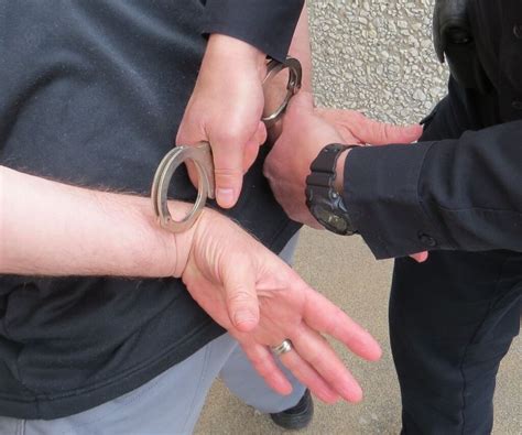 Proper Handcuffing Procedure 的图像结果