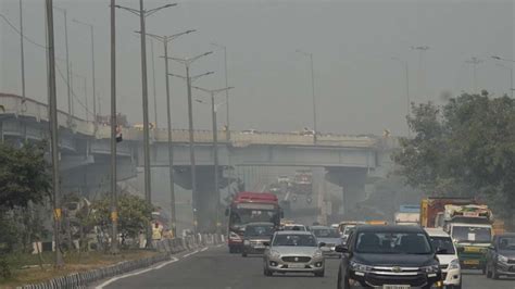 Delhi Pollution: प्रदूषण के कहर से सांसों में घुल रहा जहर! दिल्ली-NCR ...