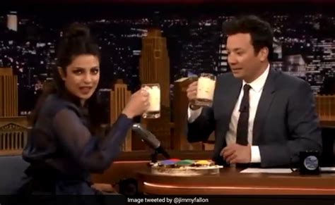 प्रियंका चोपड़ा ने चैट शो में Jimmy Fallon को पहले पिलाई ठंडाई, फिर ...