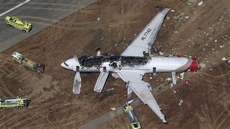 美国飞机坠毁撞向机场大楼 至少4人死亡(图)|飞行事故|飞机坠毁_新浪新闻
