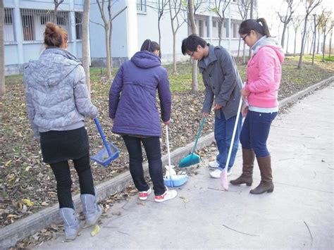 师范学院志愿者积极参与公园社区清明节全民清扫日活动