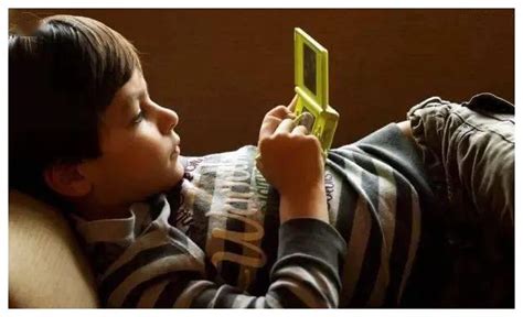 【聚焦】孩子经常玩手机导致体态不良该怎么办？|形体|体态|青少年_新浪新闻