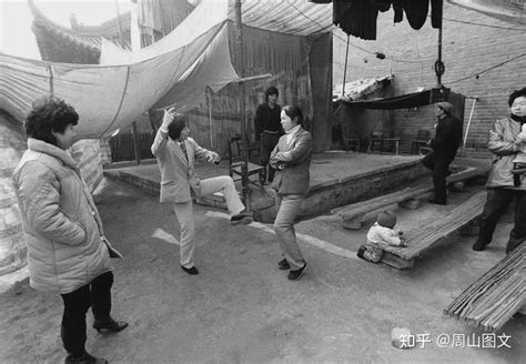 八十年代初绍兴老照片：穿梭水乡的乌篷船 咸亨酒店里品黄酒__财经头条