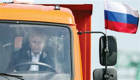 普京驾卡车驶过克里米亚大桥，乌克兰对大桥通车表达强烈愤怒与不满
