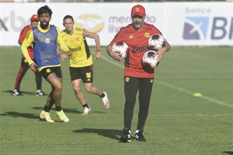 Pedidos ao DM e papo com Gabigol: o primeiro dia de Vitor Pereira