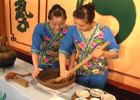 著名社会学家费孝通教授桃花源内品擂茶，赞不绝口，特留诗作 - 知乎