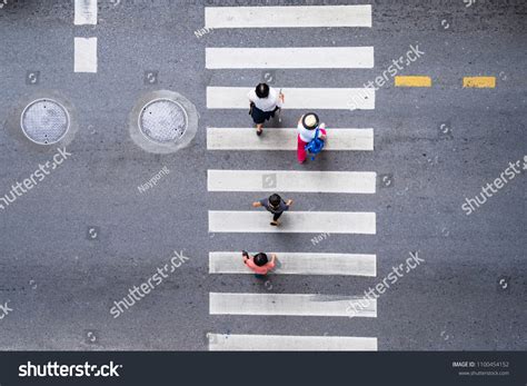 People Walking Top View 的图像结果