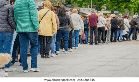 Computer Long Line of People 的图像结果