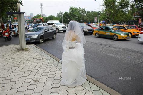 江西：十一婚车被堵 新娘孤身一人路边等待 -6park.com