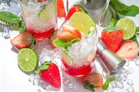 Strawberry iced lemonade | Premium Photo