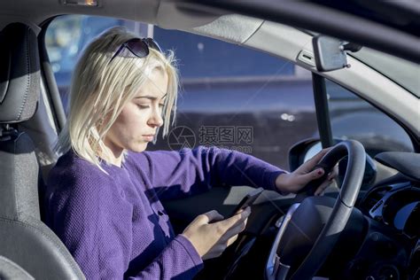 美丽的女人正在用智能手机坐车里的座位上汽车坐着经理高清图片下载-正版图片308015080-摄图网