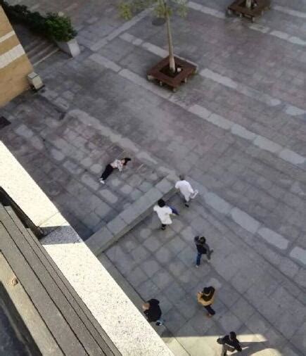【突发】绍兴世茂广场一年轻男子跳楼 据说当场死亡_搜铺新闻