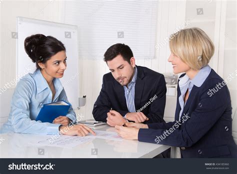 3 People Meeting 的图像结果