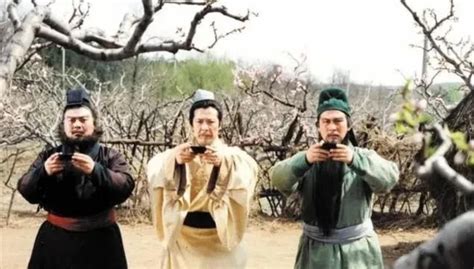 《三国演义》拍摄时，刘关张去地里偷玉米被抓，曹操将他们赎回来