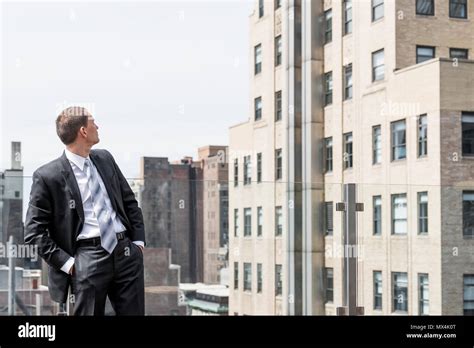 Business People Walking New York Skyline 的图像结果