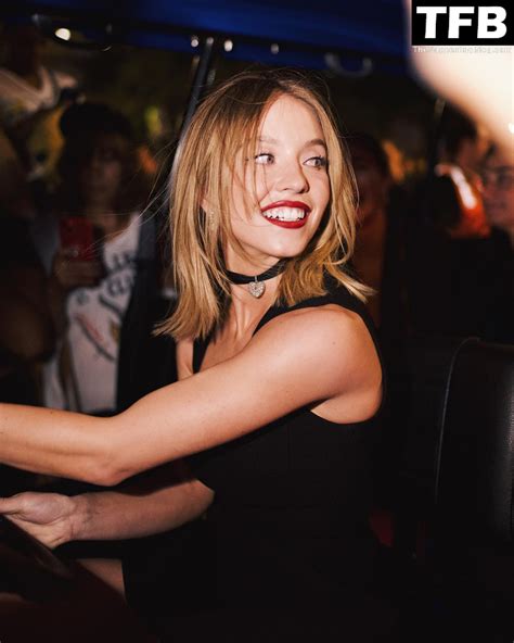 Sydney Sweeney Shows Off Her Beautiful Figure At The Tory Burch Spring/Summer 2023 Fashion Show ...