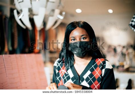 Store Work Uniform Colorful Shopkeeper 的图像结果