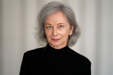 Donna saggia di vista frontale che posa nello studio | Foto Gratis
