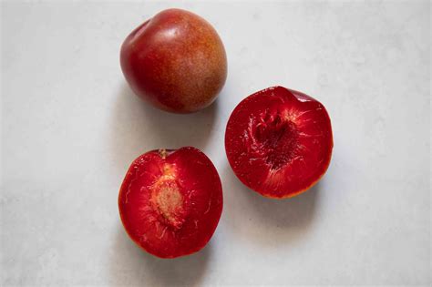Plums: Varieties, Season, and Picking the Best