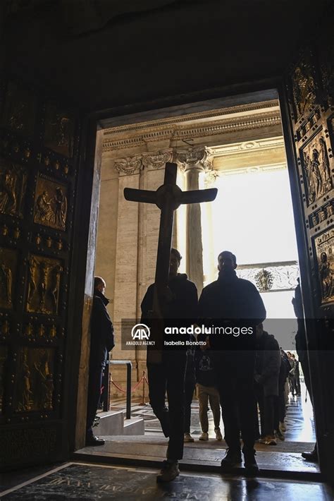 Папа Римский Франциск открыл Святые врата главного собора Ватикана ...
