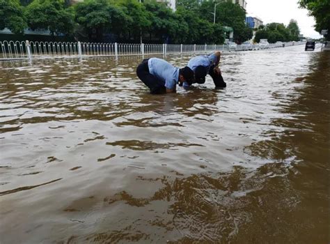 暴雨后积水中，一群郑州人这么做……暖心！_城市_资讯_河南商报网