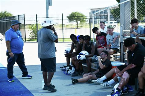 Ex-NFL star Dexter Manley sentenced to two years in jail