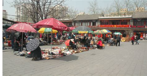 上海沪太路旁的二手旧货地摊市场，这里目前可以免费摆地摊~街拍/街景 - YouTube