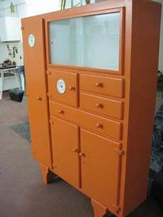 credenze anni 50 una vecchia credenza anni 50 dipinta color arancio ed 232 credenze anni 50 una vecchia credenza anni 50 dipinta color arancio ed 232