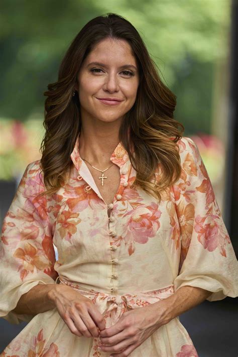 Crossroad Springs (2025): Season 1, Episode 1 Premiere Sneak Peek ...